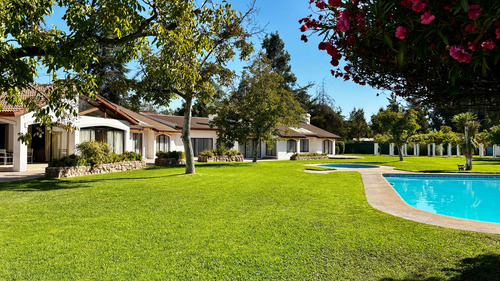 Venta De Espectacular Propiedad En Pirque. Gran Casona, Ubic