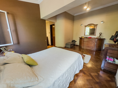 Casa Ecléctica En Zona Céntrica: Estilo, Confort Y Seguridad Para Tu Familia
