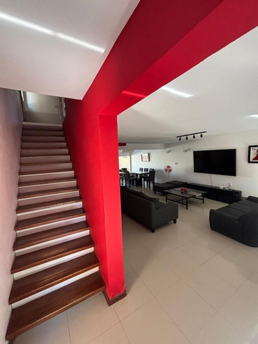 Casa En Venta - 4 Dormitorios 4 Baños - Necochea