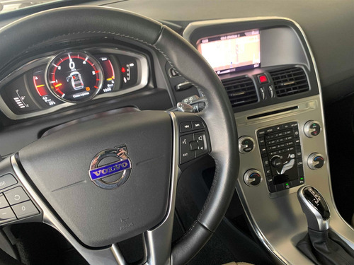 Volvo Xc60 2.4 D5 Momentum Diesel Awd 4p Automático