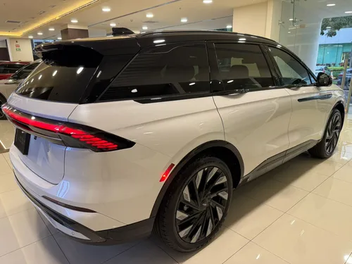 Lincoln Nautilus Jet Black Hibrida 2025