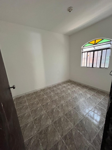 Casa Com 3 Quartos, Cozinha, Sala, 2 Banheiros, Varanda.