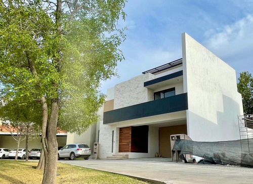 Residencia En Venta En Fraccionamiento Exclusivo Sierra Azúl, San Luis Potosí
