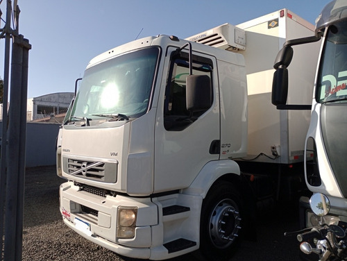 Imagem 4 de 23 de Volvo Vm 270 Toco Com Baú Refrigerado