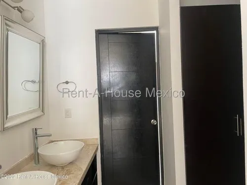 Casa Con Cuarto De Servicio, 4 Recámaras, Área De Tv. Cumbres Del Lago - Venta Rah2204