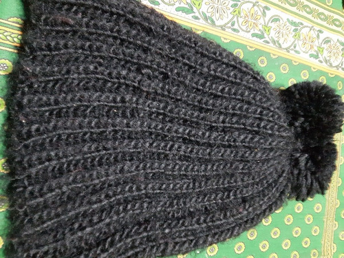 Gorro Para Dama Usado Con Dos Pompones En Color Negro