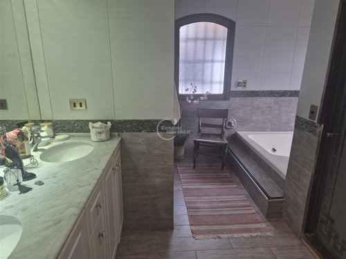 Casa En Venta De 6 Dorm.en Lo Barnechea.calle Cerrada.