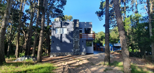 Imagen 2 de 18 de Casa Luminosa, Amplios Ventanales Al Bosque, Recientemente Inaugurada En Mar De Las Pampas