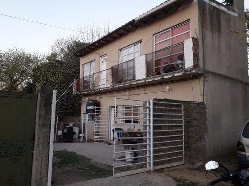 Casa En Block Con Entrada De Autos Y Dos Dptos. Al Cfte.