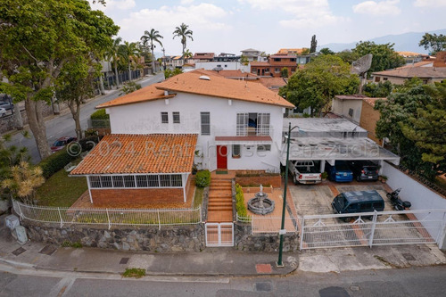 Casa En Venta En Colinas De Bello Monte Caracas 2 Niveles Vista Al Avila
