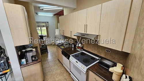 En Venta Hermosa Casa En Excelente Ubicación En Los Samanes 25-17999
