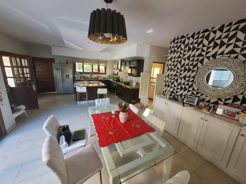 Imagen 4 de 19 de En Venta - Importante Propiedad En Barrio Cerrado Weston - Con Piscina - Ubicación Central