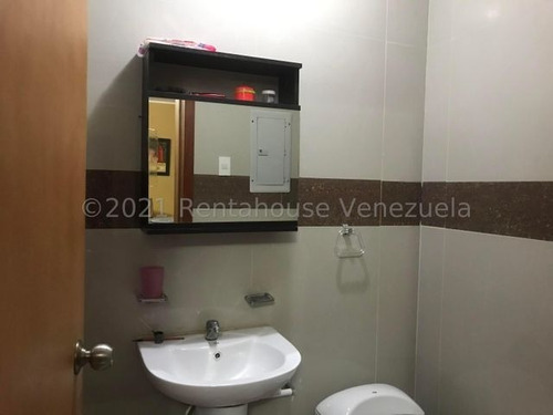 Imagen 10 de 13 de Acogedora Casa, Construida Con Materiales Y Acabados De Primera. Tres Hab Y Tres Baños. Ubicada En Un Circuito Cerrado De La Puerta De Maraven. #22-369.