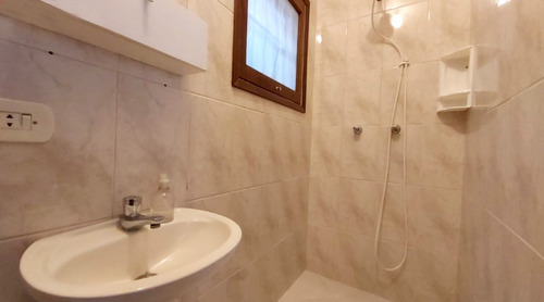 Casa A 200 Mts Da Praia. Lugar Muito Tranquilo Seguro Em Bairro Nobre. Casa Isolada. Estrutura Do Telhado Reformada - Madeiramento Com Manta. Parte Elétrica Revisada E Fiação Novos