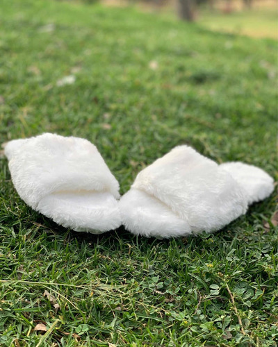 Pantufla De Peluche Color Blanco Para Dama (Usado)
