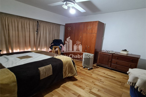 Hermosa Casa Semicéntrica De Tres Dormitorios Con Pileta