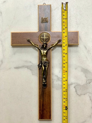 Imagem 8 de 9 de Cruz Crucifixo De Parede Madeira E Metal São Bento 34cm