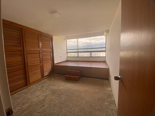 Confortable Ph Con Hermosa Vista 360° Del Sureste De Caracas, Excelente Iluminación Y Ventilación, En Zona Exclusiva Pocos Edificio, Calle Cerrada Vigilancia 24 Horas