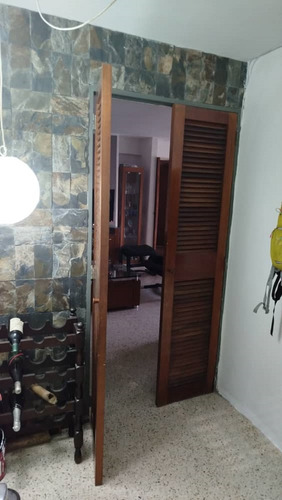 Se Vende Cómodo Apartamento, Ubicado En San Antonio De Los Altos. Residencia Los Altos.nc