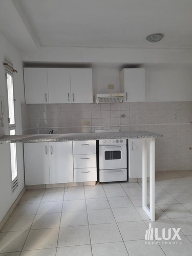 Imagen 11 de 27 de Alquiler - Venta Departamento Un Dormitorio De Escalera - Frente - Balcón - Abasto