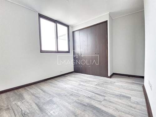 Casa En Venta De 3 Dorm. 4 Baños Más Escritorio, En Concón