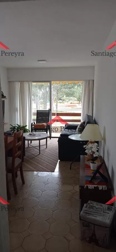 Amplio Apartamento 2 Dormitorios Con Cochera Y Buena Orientación Solar, Zona Aidy Grill, Oportunidad