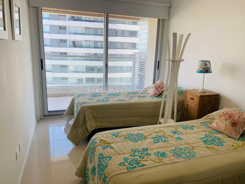 Apartamento En Venta En Icon Brava Tower, Punta Del Este.