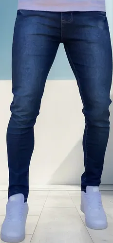 Close nas pernas de um homem vestindo calça jeans azul slim com tênis brancos