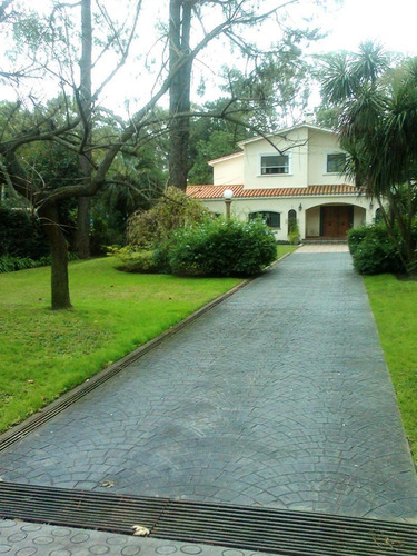 Hermosa Casa Con Todos Los Servicios Con Gran Parque Verde.