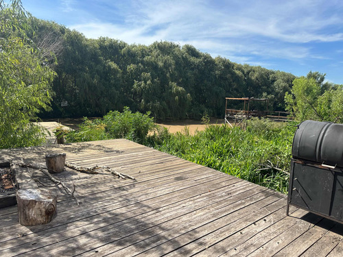 Cabaña Recién Construida, Sobre Arroyo Anguilas. Terreno Nivelado, Playa De Arena Y Dos Muelles. Lugar Muy Tranquilo Y Con Buen Calado Para Ingreso Desde El San Antonio O Desde El Vinculación