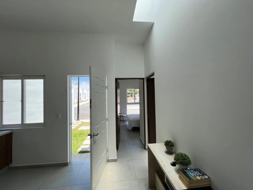 Casa De Una Planta En Zona Desarrollo San Pablo, Paseo De Creta, Muy Bonita!