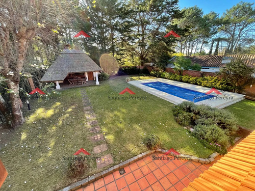 Amplia Casa Con Piscina Y Parrillero, 3 Dormitorios Y Dependencia, Predio Cerrado, Mucama