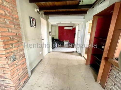 Amplia Y Cómoda Casa En Venta Al Oeste De La Ciudad, Posee Gran Distribución Interna Para El Disfrute De Tu Familia