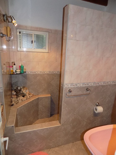 Chalet De 4 Ambientes Desarrollado En 2 Plantas. Excelente Estado.