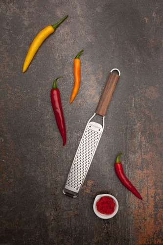 Imagen 3 de 4 de Zester Fino Con Mango De Madera De Nogal Microplane Master Series Usa
