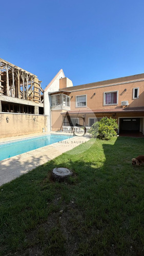 Se Vende Hermoso Chalet En Villa Bosch!!!! Frente A La Plaza Del Pio Xii