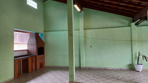 Casa Grande E Espaçosa Com Terraço E Churrasqueira Com Ótima Localização