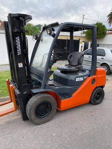 Autoelevador Toyota 2,5 Tn Tt Desplazador Diesel