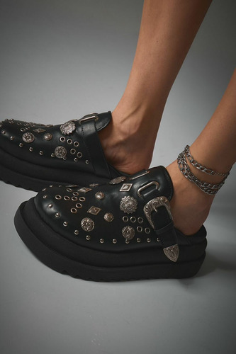 Zapato Zueco Birk Negro Aplique De Tacha Plataforma Base Eva