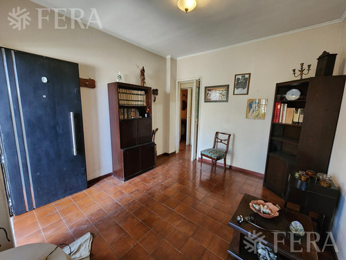 Venta De Casa De 3 Ambientes Con Cochera Y Quincho En Quilmes Oeste