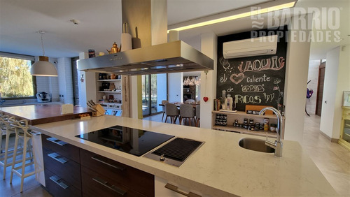 Casa En Venta De 5 Dorm. En Las Brisas