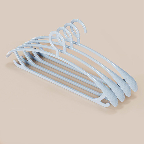 .. Percha De Plástico Azul Con Hombros Anchos, Diseño De 4