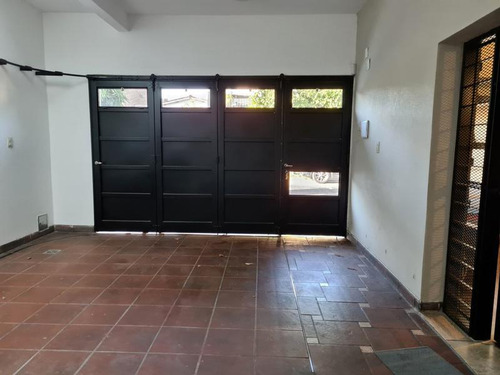 Venta Casa 3 Dormitorios Jardín Cochera. Calidad A Mts. De Centro Comercial San Martin 4300 Rosario