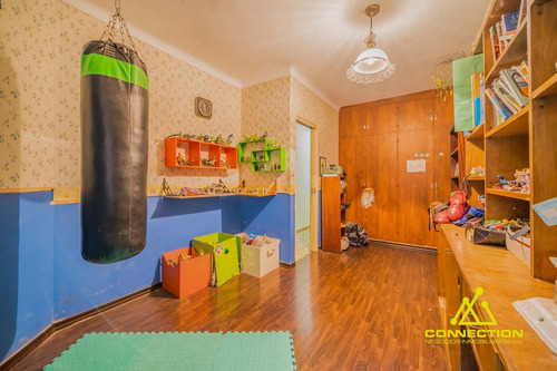 Casa 6 Ambientes En Venta. Banfield Con Pileta
