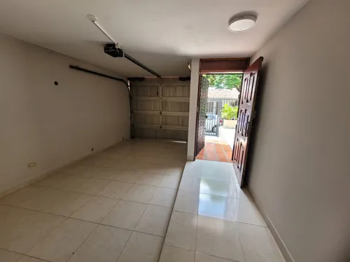 Casa En Venta En Prados Del Norte. Cod V8014454