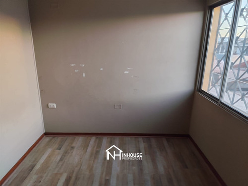 Casa En Venta De 4 Dorm. En La Florida