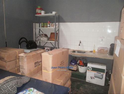 Venta De Galpón En La Comercial, Montevideo