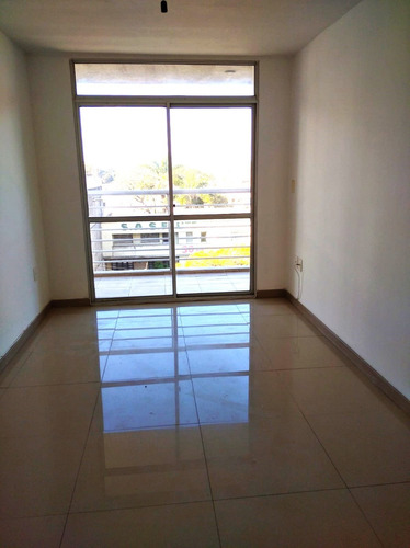 Apartamento De 2 Dormitorios Al Frente, Moderno Amplio Y Luminoso! Zona Con Comercios