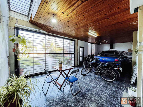 Casa En Venta - 2 Dormitorios 1 Baño - Cocheras - 420mts2 - Berisso