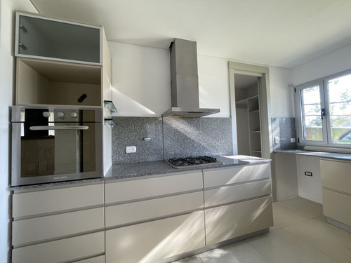 Luminosa Propiedad En Venta, Brickland, Canning.